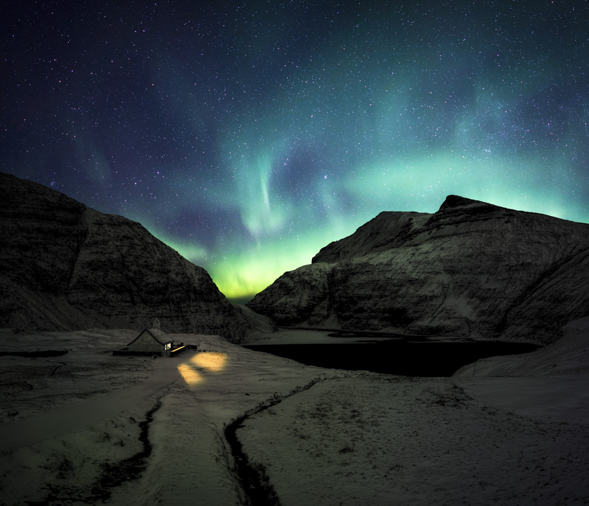 Färöer Bilder Faroe Islands Saksun Streymoy Meer Saksunardalur Kirche Schnee Nordlichter Aurora Winter weiß schwarz grün