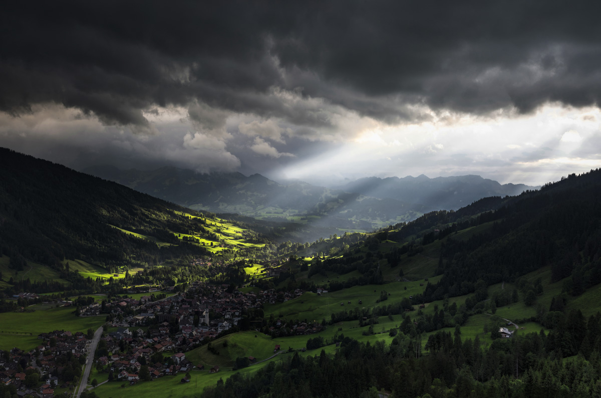 landschaftsbild Allgäu Alpen Berge Hindelang Sommer Godrays Sonnenstrahl Wolken Gewitter Unwetter Oberallgäu Kanzel Oberjoch schwarz grün sonne